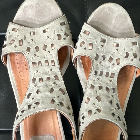 Clark’s artisan size 6 women’s Wedge Sandals with T-Strap and Decorative Cutouts - Picture 10 of 15